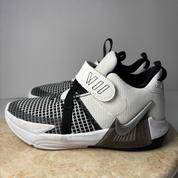 Nike LeBron Witness VII Kids Basketball Shoes White Black Metallic‎ Silver Sz 2Y